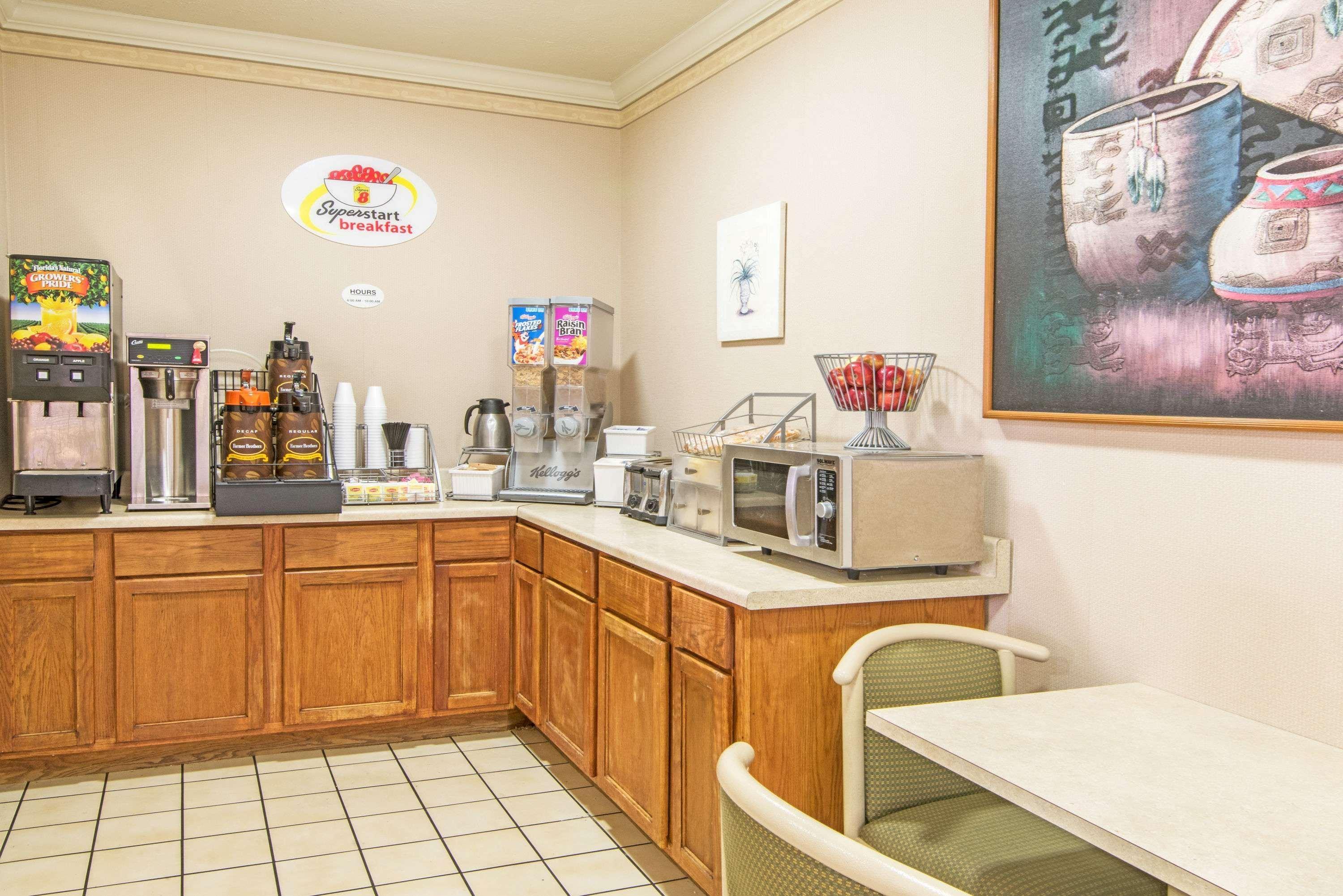 Super 8 By Wyndham Richfield Cleveland Hotel Bagian luar foto