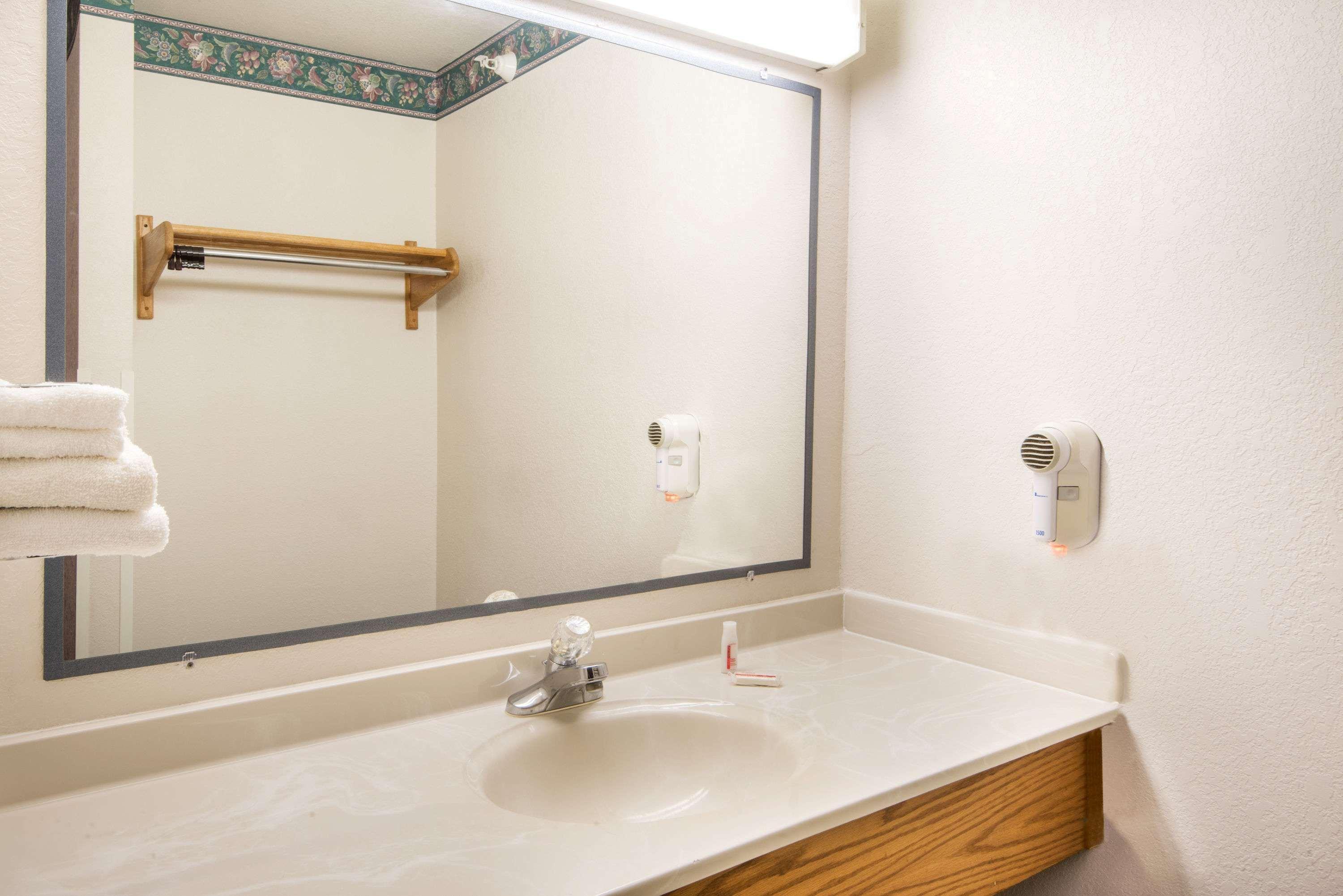 Super 8 By Wyndham Richfield Cleveland Hotel Bagian luar foto