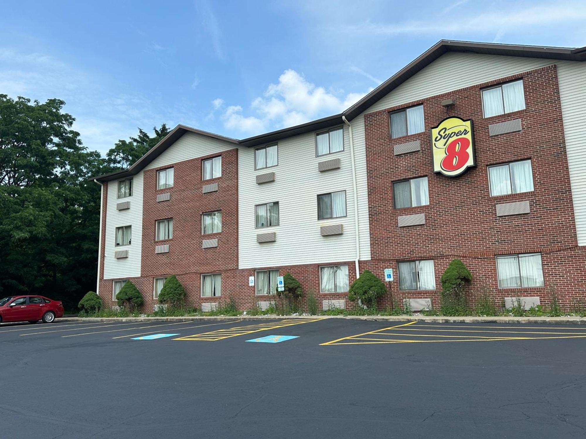 Super 8 By Wyndham Richfield Cleveland Hotel Bagian luar foto