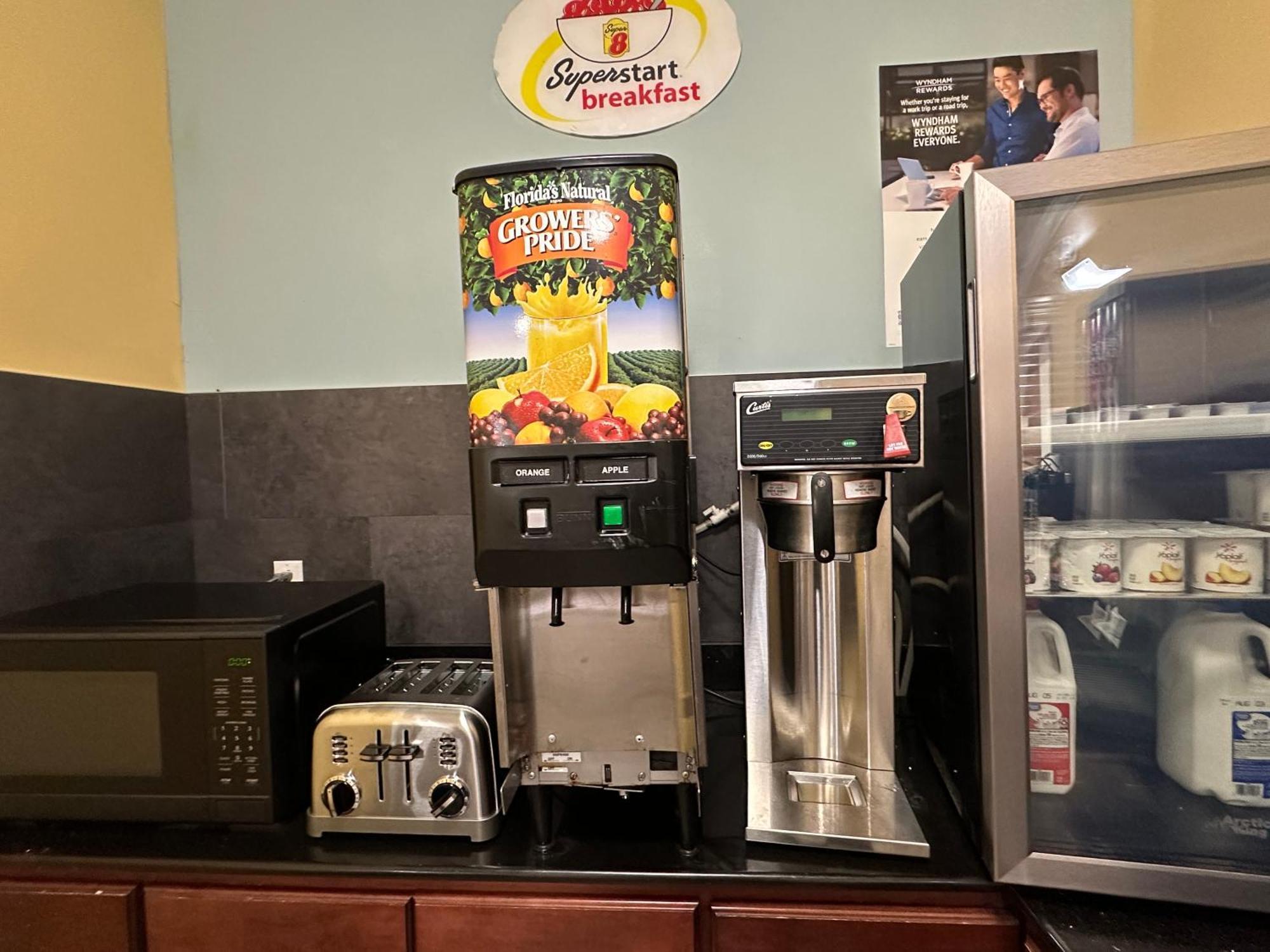 Super 8 By Wyndham Richfield Cleveland Hotel Bagian luar foto